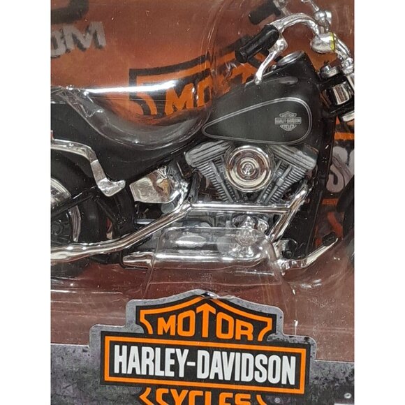Maisto Harley-Davidson H-D Custom Series 41 1984 FXST Softail 1:18 Motorcycle - Picture 2 of 8